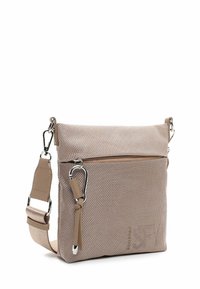 Křížová taška z béžové tkaniny s uzavíráním na zip a vnější kapsou. Obsahuje nastavitelný popruh a stříbrné hardwarové akcenty.