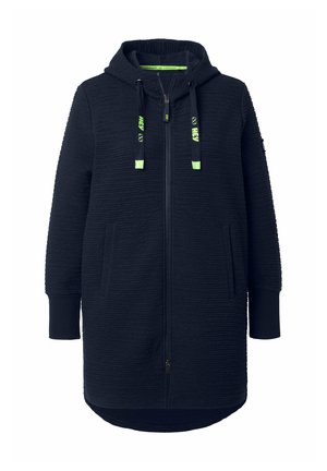 Granatowa sukienka z kapturem na zamek błyskawiczny, wykonana z fakturowanej tkaniny, z długimi rękawami i dwoma bocznymi kieszeniami. Posiada neonowozielone sznurki ściągające i zaokrąglony dół.