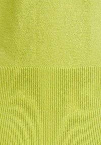 Tessuto a maglia di un brillante giallo-verde con una consistenza morbida; presenta un orlo a coste e una parte superiore liscia. Nessun altro motivo o dettaglio visibile.