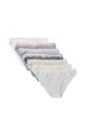 Zeven katoenen damesonderbroeken met kanten rand in wit, grijs, blauw, groen en beige, gerangschikt in een waaiervormige stapel.