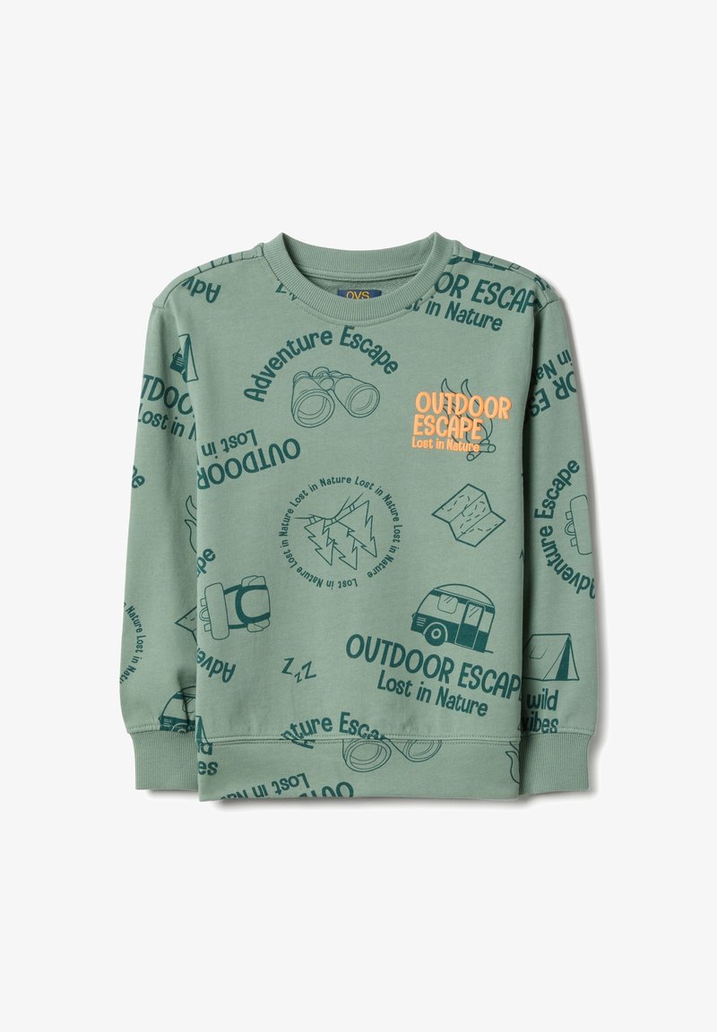 Grüner Sweatshirt mit Outdoor-Motiven und Text, darunter Ferngläser und Zelte. Hergestellt aus weichem Stoff mit gerippten Bündchen.