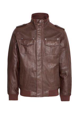 Giacca di pelle marrone con colletto alto, polsini a coste e due tasche sul petto. Presenta epaulettes sulle spalle e dettagli texturizzati sui lati.
