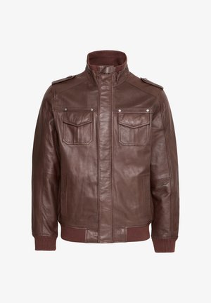 Rjava usnjena jakna z visokim ovratnikom, rebrastimi manšetami in dvema žepoma na prsih. Ima ramenske epaule in teksturirane okraske ob straneh.