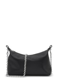 Bolso de hombro de cuero negro con correa de cadena plateada, forma rectangular suave y nombre de la marca en relieve sutil en el frente.