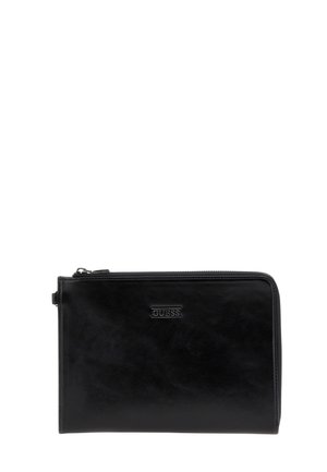 Estuche rectangular negro de cuero con cremallera y el logo de GUESS en relieve centrado en el frente.