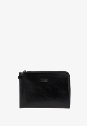 Pochette rectangulaire noire en cuir avec fermeture éclair, logo GUESS embossé centré sur le devant.