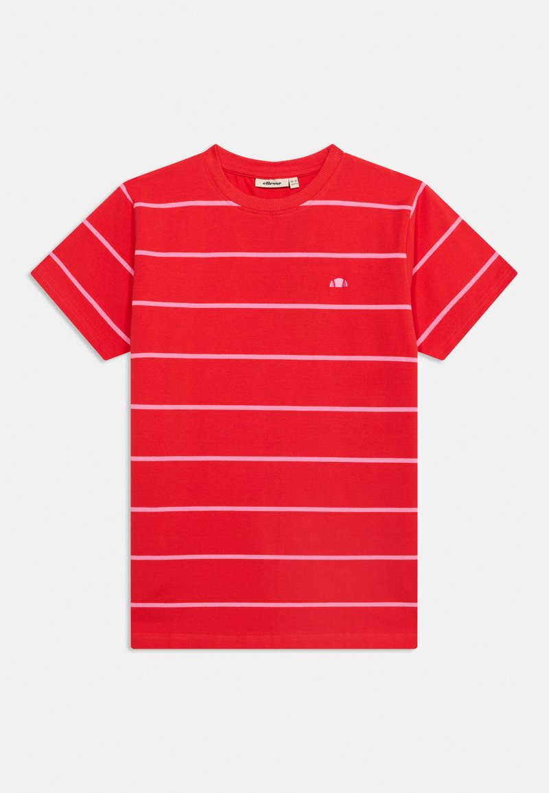 T-shirt rouge à manches courtes avec fines rayures horizontales roses et petit logo blanc et rose sur le côté gauche de la poitrine.