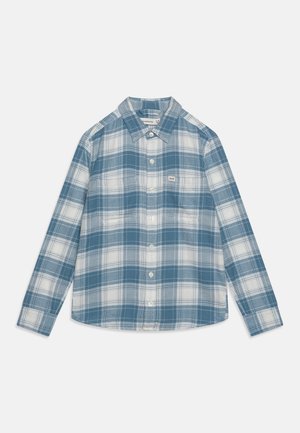 Koszula z długim rękawem na guziki w niebiesko-białą kratę, klasyczny kołnierz i mała metka "A&F" na kieszeni na piersi.