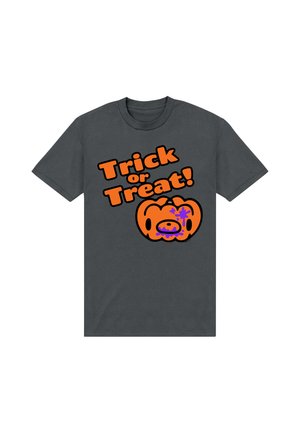 T-shirt gris foncé avec texte orange « Trick or Treat ! » au-dessus d’un graphisme de citrouille orange avec des éclaboussures de peinture violettes.