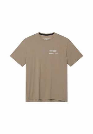 T-shirt marron uni à manches courtes avec un petit motif blanc et un texte sur la partie gauche de la poitrine sur fond blanc.