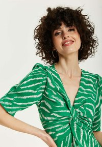 Liquorish ZEBRA PRINT KNOT FRONT MIDI WITH SHORT SLE - Day dress - green