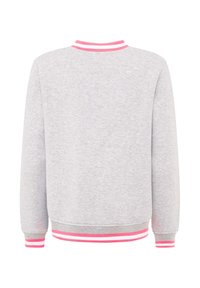 Grauer Pullover mit Rundhalsausschnitt, pink gestreiften Rippbündchen und Saum. Angenehme Textur und lässiges Design, geeignet für den täglichen Gebrauch.