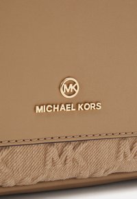 MICHAEL Michael Kors MAEVE XBODY - Rankinė per petį - camel