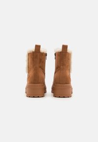 bugatti Botine cu platformă - cognac/offwhite