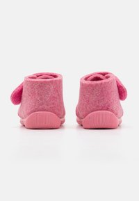 Ružičaste filcane čizmice za bebe s okruglim oblikom, mekanom teksturom i udobnim prianjanjem. Imaju ružičastu gumenu petu s suptilnim linijama za grip i razigranim detaljem.