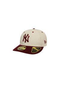 Cappellino beige con visiera bordeaux caratterizzato dal logo NY ricamato sul davanti, tessuto strutturato e etichette laterali che indicano la taglia e il marchio.