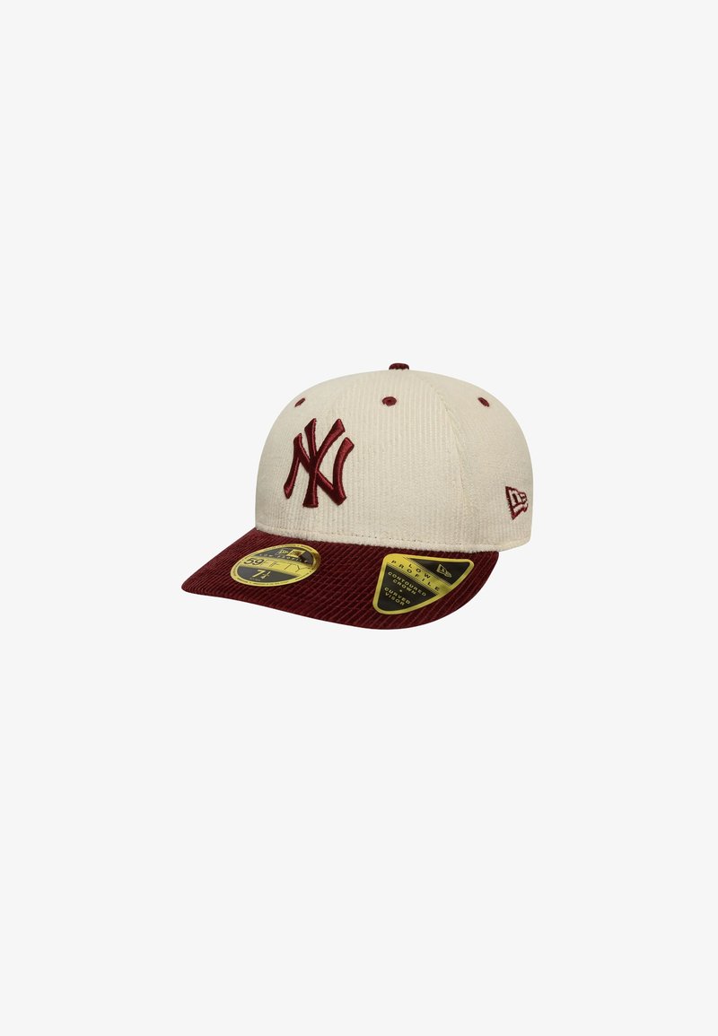 Cappellino beige con visiera bordeaux caratterizzato dal logo NY ricamato sul davanti, tessuto strutturato e etichette laterali che indicano la taglia e il marchio.