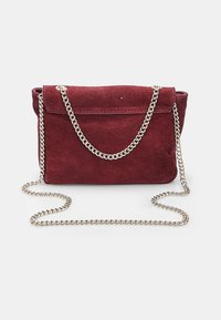 Borsa a tracolla in suede borgogna con chiusura a pattina, dotata di tracolla in catena argentata e texture liscia. Forma rettangolare compatta.
