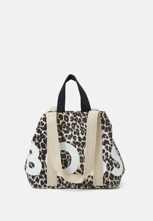 Borsa a tracolla con stampa leopardata, grandi lettere bianche, spalline beige e manici neri su sfondo semplice.