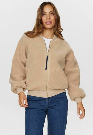 Beige Kunstpelz-Bomberjacke mit einem goldenen Reißverschluss, elastischen Bündchen und Saum, ausgestattet mit einem blauen Reißverschluss-Zug und seitlichen Taschen.