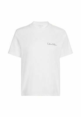 Camiseta blanca de algodón con ajuste regular, mangas cortas, cuello redondo y un pequeño logo negro en el lado izquierdo del pecho. Textura suave, diseño minimalista.