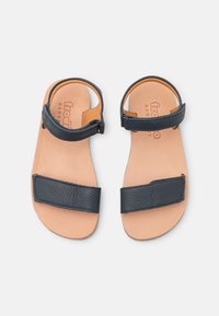 Mörkblå lädersandaler med en slät yta, med justerbara remmar och en naturlig tan fotbädd. Minimalistisk design med öppen tå.