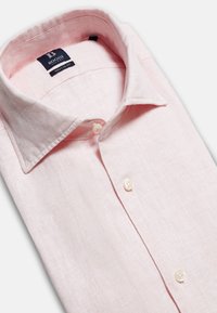 Světle růžová lněná košile s špičatým límcem, dvěma knoflíky a štítkem označujícím standardní střih. Měkká textura s jemným tkaním.