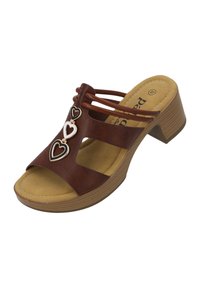 Bruine haksandaal met een brede,open teen, hartvormige accenten en kruislings straps. Zachte binnenvoering en textuurplatformzool.