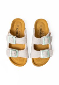 Sandales en feutre de couleur gris clair avec deux boucles ajustables vert menthe, semelles intérieures en daim beige et semelle extérieure en caoutchouc plate.