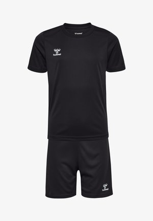 Schwarzes Sport-T-Shirt mit kurzen Ärmeln und Shorts mit weißem Hummel-Logo auf Brust und Bein, aus leichtem Sportstoff gefertigt.