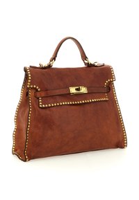 Borsa a mano in pelle marrone con dettagli borchiati dorati, forma strutturata, manico superiore e chiusura a patta con serratura metallica.