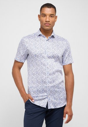 Chemise à manches courtes boutonnée en blanc avec des motifs bleus complexes. Présente un col classique et un subtil détail de bouton à l'avant.