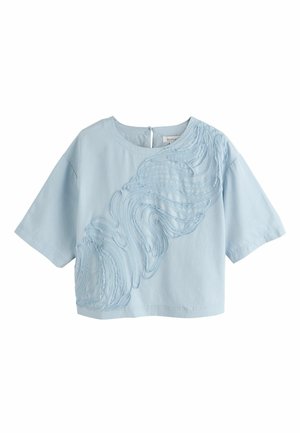 Hele sinine lühikeste varrukatega kõhuni lõigatud top, millel on ümar kaelus ja tekstuurse lainelise tikandi detail esiküljel ja vasakul õlal.