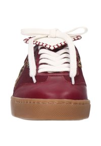 Baskets en cuir rouge avec des lacets blancs, dotées de panneaux en mesh et d'une semelle en caoutchouc gomme. Les accents comprennent des détails cousus et un imprimé léopard.