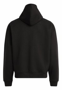Sweat-shirt à capuche noire avec une texture douce, doté d'une poche kangourou, de poignets côtelés et d'un ourlet légèrement court.