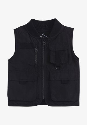 Černá bezrukávová vesta s žebrovaným límcem, předním zipem a několika kapsami. Obsahuje smyčku a texturovanou látku pro zvýšení odolnosti.