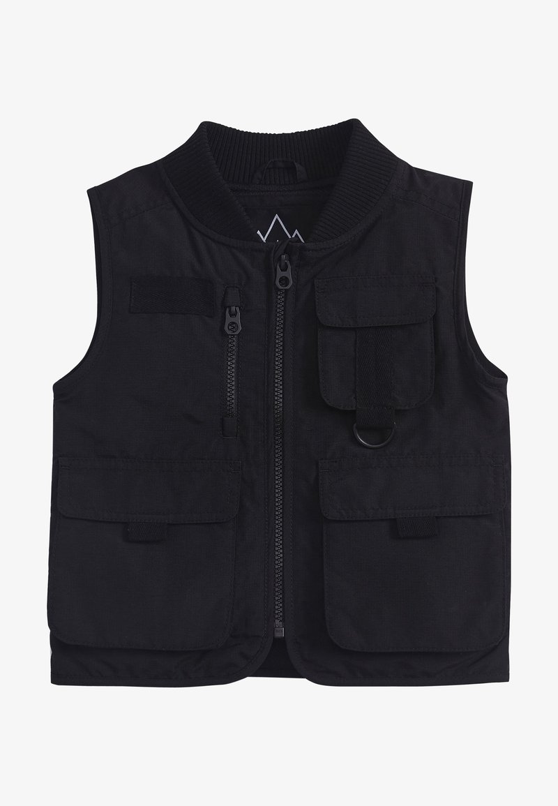 Gilet nero senza maniche con colletto a coste, zip frontale e molteplici tasche. Presenta un anello e un tessuto testurizzato per garantire durata.