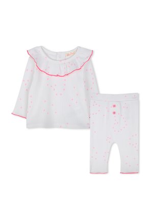 Witte, geribbelde top met lange mouwen met een roze hartpatroon en een gerimpelde hals; bijpassende legging met roze knopen en hartaccenten.