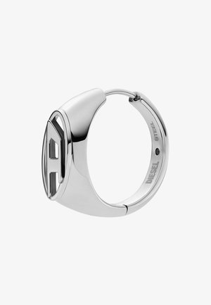 Cercei inelari din oțel inoxidabil cu un finisaj argintiu, având un logo Diesel "D" îndrăzneț pe partea din față și un sistem de închidere cu balama.