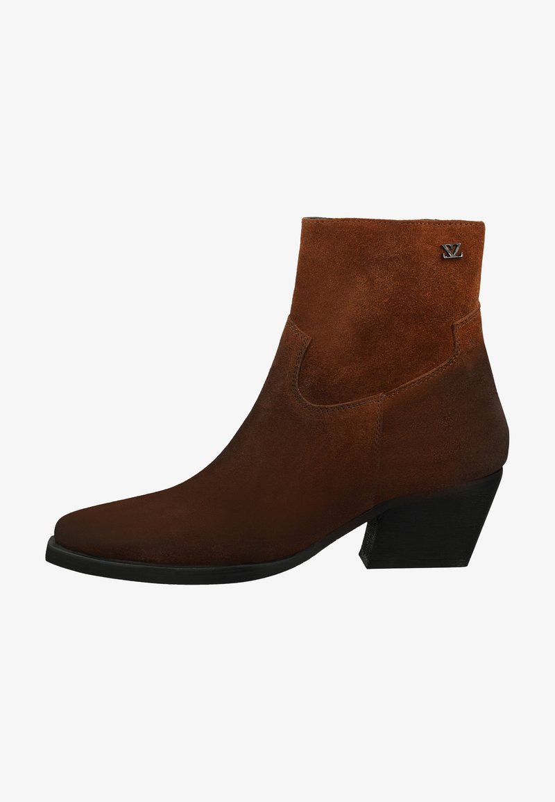 Bottine en suede marron avec un bout pointu, un talon noir et un petit accent de logo. Texture lisse et design ajusté avec un bord supérieur courbé.