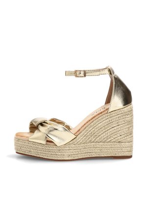 Sandalia espadrille de cuña con tiras metálicas doradas, hebilla en el tobillo y plataforma de cuerda tejida, vista lateral.