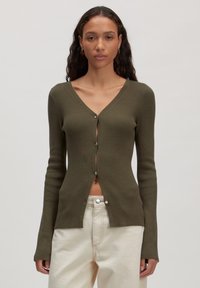 Olivenfarbener gerippter Cardigan mit tiefem V-Ausschnitt und fünf Knöpfen auf der Vorderseite, der lange Ärmel und ein figurbetontes Design aufweist.