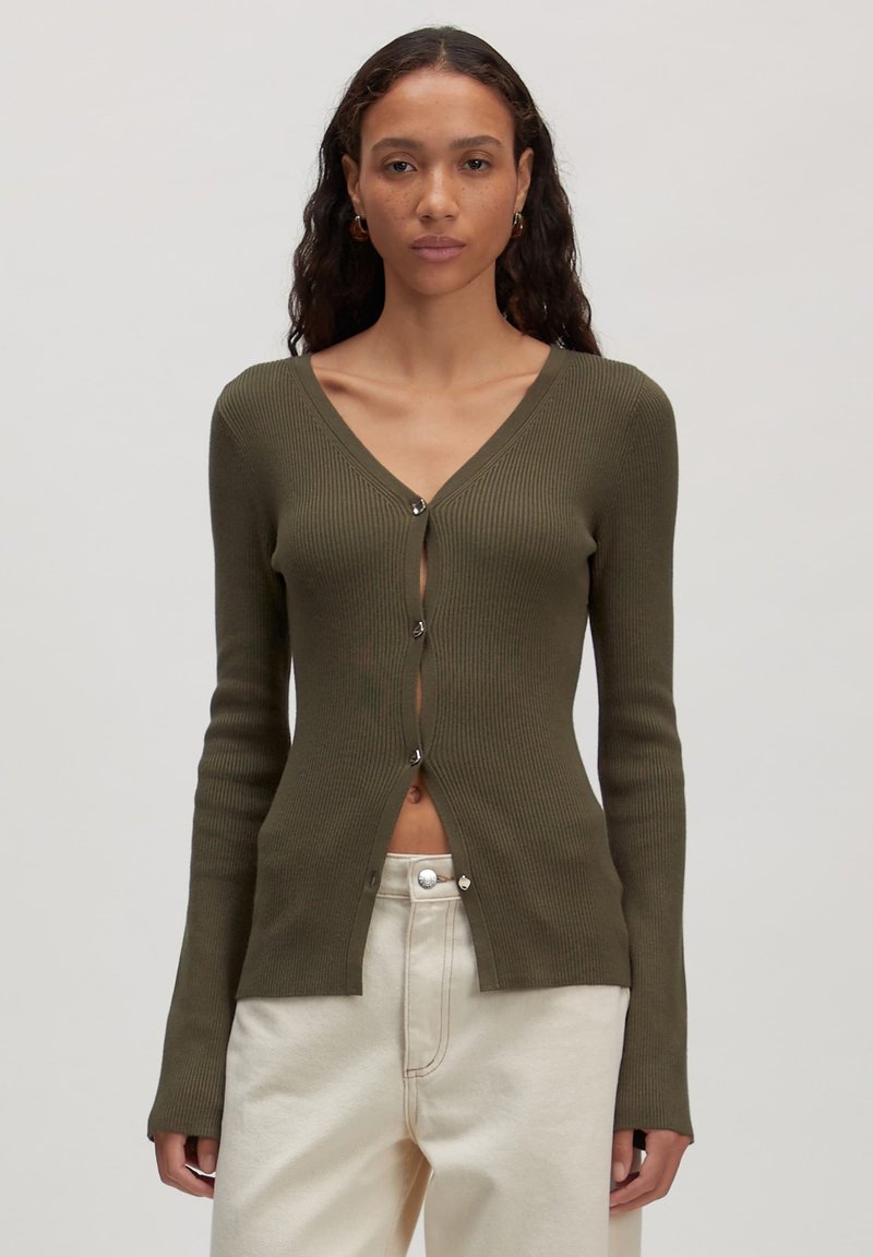 Olivenfarbener gerippter Cardigan mit tiefem V-Ausschnitt und fünf Knöpfen auf der Vorderseite, der lange Ärmel und ein figurbetontes Design aufweist.