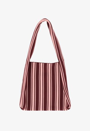 Sac d'épaule avec des rayures verticales rouge foncé et rose clair, doté d'une large bandoulière assortie et d'un corps rectangulaire.