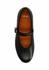 Scarpa Mary Jane in pelle nera con punta tonda, una cintura stretta e una fibbia argentata sul collo del piede, e una fodera interna arancione.