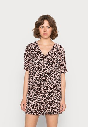 Conjunto de duas peças com padrão de leopardo, apresentando uma blusa solta de mangas curtas com decote em V e calções soltos a condizer nas cores rosa e preto.