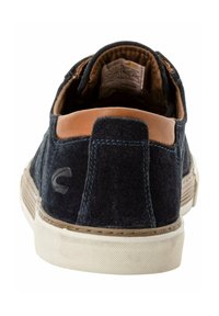 Dunkelblaue Wildleder-Sneaker mit einem hellbraunen Lederakzent an der Ferse, Gummisohle und kontrastierenden Nähten. Verfügt über ein niedrige Schnittführung und strukturierte Materialien.