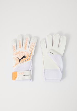 Guantes de portero blancos con detalles en naranja, almohadillas de agarre texturizadas y material de malla transpirable. Incluye correas ajustables en la muñeca.