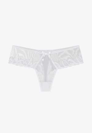 Witte lingerie met doorschijnend gaasmateriaal, een geribbeld ontwerp, geschulpte randen en een klein strikaccent in het midden.
