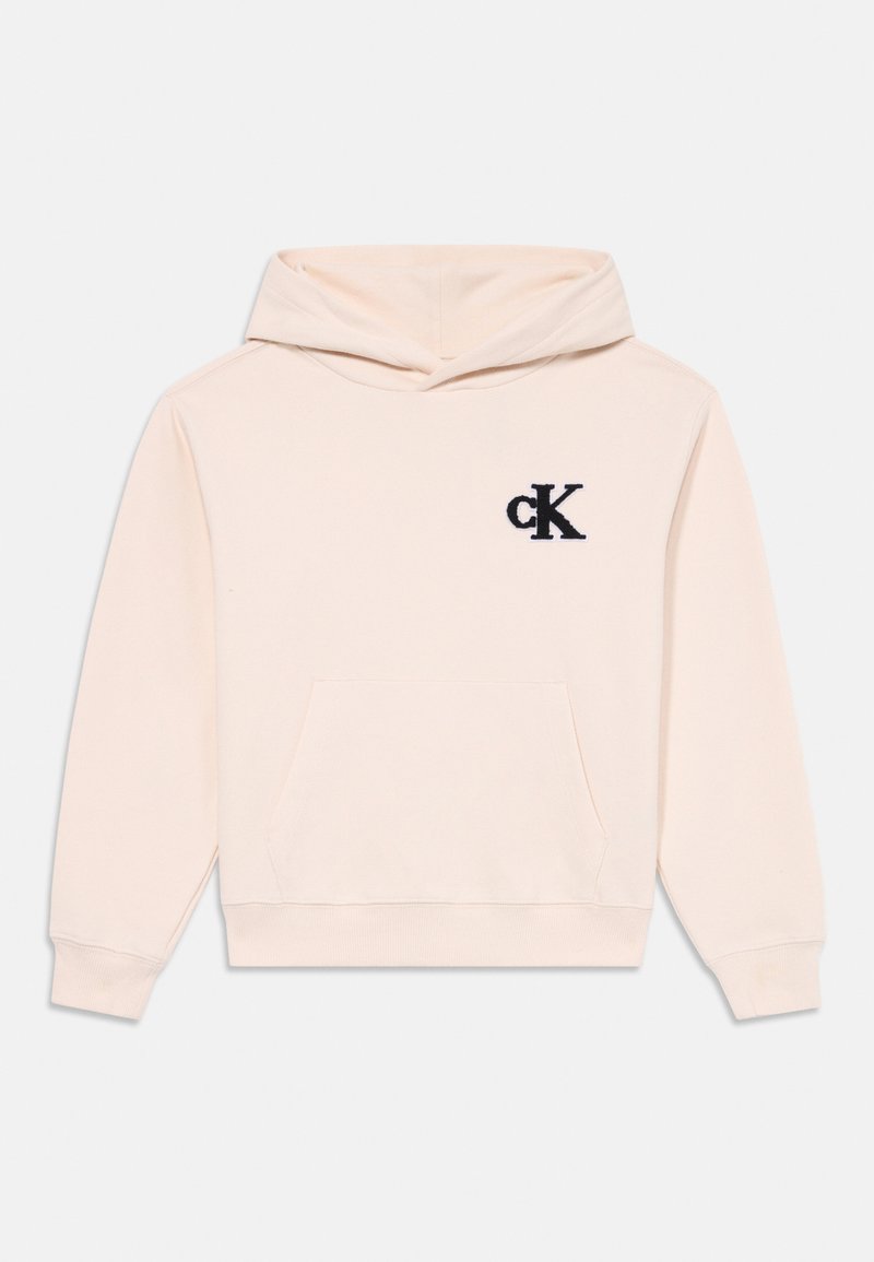 Sudadera beige clara hecha de tejido suave, con un bolsillo frontal y un logo bordado en azul oscuro "cK" en el pecho. Capucha ajustable.